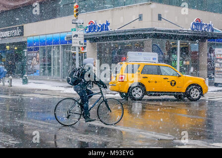 New York, USA. 21st March, 2018. New York, United States. 21st Mar, 2018. A cyclist weathering the storm - Winter Storm Toby, the fourth nor'easter in less than three weeks, may be one of the heaviest snowstorms this late in the season, bringing heavy, wet snow in parts of the Northeast, falling at the rate of 1 to 2 inches per hour;  New York City Mayor Bill de Blasio announced public schools in the city would be closed on March 21, 2018. Credit: Erik McGregor/Pacific Press/Alamy Live News Credit: PACIFIC PRESS/Alamy Live News Stock Photo