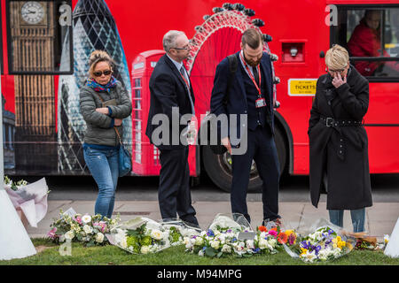  London, UK. 22nd March, 2018. On the first anniversary of the Westminster Bridge attack, floral tributes are left on Parliament Square. Credit: Guy Bell/Alamy Live News
