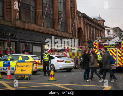 Hope Street, Glasgow, Scotland, United Kingdom, 22nd March 2018. A major fire involving multiple buildings closes streets in central Glasgow. Police cordon off road and create a diversion Stock Photo