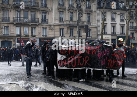 Paris, France.22nd March 2018. Protesters clash with riot police officers during a nation-wide strike day affecting public services in Paris, France on March 22, 2018.  Alexandros Michailidis/Alamy Live News Stock Photo