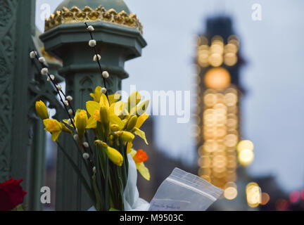 Westminster, London, UK. 22nd March 2018. Flowers and tributes are left in Westminster on the anniversary of the terrorist attack. Credit: Matthew Chattle/Alamy Live News Stock Photo