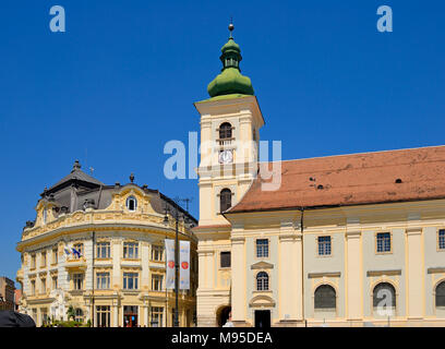 Sibiu, Transylvania, Romania. Piata Mare (square) Roman Catholic Cathedral (right) Tourist Information building (left) Stock Photo