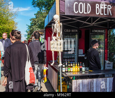 Berlin Mitte, Mauerpark Sunday market. Stall selling cold beer with skeleton & amusing sign, last beer before exit Stock Photo