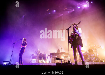 Norway, Oslo - March 13, 2018. The Swedish indie folk duo First Aid Kit performs a live concert at Oslo Spektrum in Oslo. The duo consists of the two sisters Klara (R) and Johanna Söderberg (L). (Photo credit: Gonzales Photo - Terje Dokken). Stock Photo