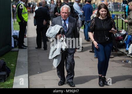 London, UK. 9th June, 2017. Bob Neill, Conservative MP for Bromley and Chislehurst, arrives on College Green in Westminster for an interview. Stock Photo