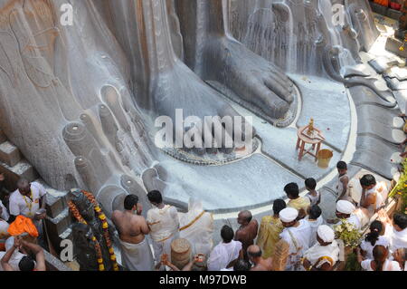 Jain devotees at the foot of gomateshvara bahubali statue, Shravanbelagola, Hassan, Karnataka, India Stock Photo