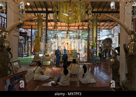 Horizontal view of Buddhists praying at the Gangaramaya Temple in Colombo, Sri Lanka. Stock Photo