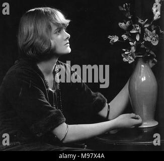 DAPHNE du MAURIER (1907-1989) English author and playwright about 1930 Stock Photo