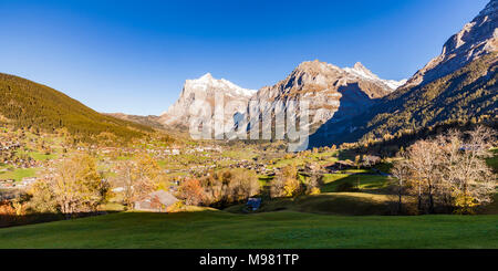 Schweiz, Kanton Bern, Berner Oberland, Grindelwald, Wetterhorn, Schreckhorn, Eiger, Ferienort, Ortsansicht, Wohnhäuser Stock Photo