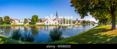 Germany, Baden-Wuerttemberg, Ulm, Ulm Minster and Danube river