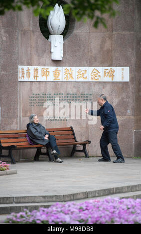 Elderly man doing tai chi in Jing'an Park, Shanghai, China Stock Photo