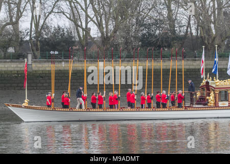 London UK. 24th March 2018. Oars are raised on the  90 foot Queens row barge  Gloriana which was used in the Diamond Jubilee Pageant as it sails into Putney at low tide before the start of the University Boat race between Cambridge and Oxford Credit: amer ghazzal/Alamy Live News Stock Photo