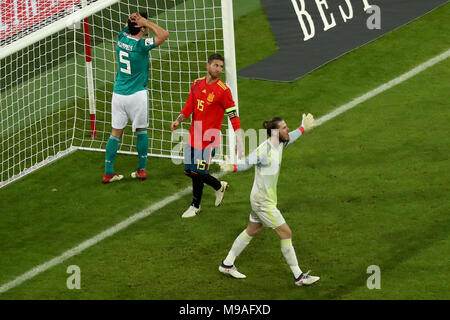 Soccer: Friendly match, Germany vs Spain, 23 March 2018 in the ESPRIT arena, Duesseldorf, Germany: Spain goalkeeper David De Gea (R) yelling at his defence, while Germany's Mats Hummels (L) laments himself over a missed opportunity. Photo: Christian Charisius/dpa Stock Photo