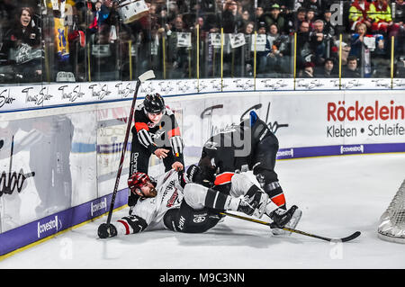 Nurenberg, Germany 24 Mar 2018. DEL Playoffs Viertelfinale, Spiel 5 - Thomas Sabo Ice Tigers vs. Kšlner Haie - Image: (From L-R)  Pascal Zerressen (Kšlner Haie, #27) and Yasin Ehliz (Ice Tigers, #42) getting off-setting penalties for roughing after the whistle.   Foto: Ryan Evans Credit: Ryan Evans/Alamy Live News Stock Photo