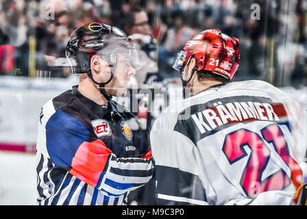 Nurenberg, Germany 24 Mar 2018. DEL Playoffs Viertelfinale, Spiel 5 - Thomas Sabo Ice Tigers vs. Kšlner Haie - Image: Referee interfering with a potential fight after Nicolas KrŠmmer (Kšlner Haie, #21) is upset after being hit into the board from behind.  Foto: Ryan Evans Credit: Ryan Evans/Alamy Live News Stock Photo