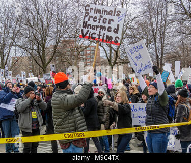 Chicago, Illinois, USA. 24th March 2018. Gun regulation advocates confront a pro-gun counter protester at today's March for Our Lives protest in this Midwestern city. Thousands of gun regulation protestors marched in support of increased gun regulation in the USA. Stock Photo