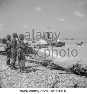 Equipment of the British Army on the beach at Dunkirk, 1940 Stock Photo ...