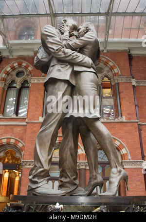 Meeting Place bronze sculpture by Paul Day at St.Pancras Station, London Stock Photo