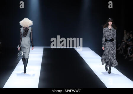 Tokyo, Japan. 20th Mar, 2018. A model displays a creation of Japanese designer Tae Ashida at her 2018 autumn/winter collection in Tokyo as a part of Fashion Week Tokyo on Friday, March 23, 2018. Credit: Yoshio Tsunoda/AFLO/Alamy Live News