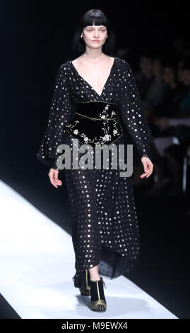 Tokyo, Japan. 20th Mar, 2018. A model displays a creation of Japanese designer Tae Ashida at her 2018 autumn/winter collection in Tokyo as a part of Fashion Week Tokyo on Friday, March 23, 2018. Credit: Yoshio Tsunoda/AFLO/Alamy Live News