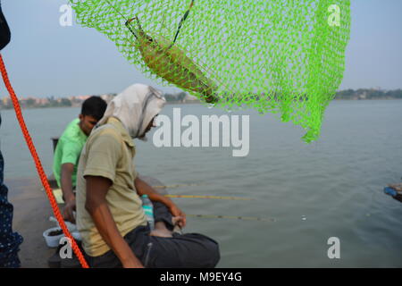 Belur, West Bengal, India. 25th March 2018. Aternoon fishing at river Hoogly. Credit: Rupa Ghosh/Alamy Live News. Stock Photo