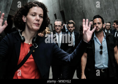 Jerusalem, Israel. 25th March, 2018. The Federal Minister for Foreign Affairs of Germany, HEIKO MAAS (C), tours the Yad Vashem Holocaust Museum. Maas toured the museum, participated in a memorial ceremony, visited the Children's Memorial and signed the museum guest book. Credit: Nir Alon/Alamy Live News Stock Photo