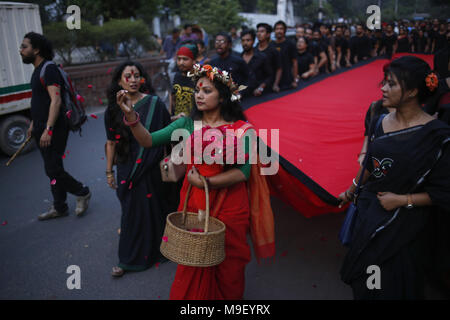 Dhaka, Bangladesh. 25th Mar, 2018. A theater group Prachyanat takes out a procession Lal Jatra (Red Procession) to remember making the genocide by Pakistani Army on March 25, 1971. The precession held on at Dhaka Univercity area. Credit: Md. Mehedi Hasan/ZUMA Wire/Alamy Live News Stock Photo