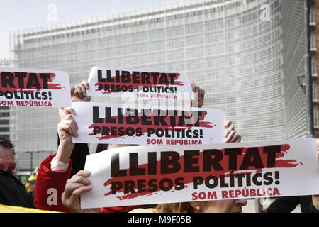 Brussels, Belgium. 25th March 2018. People hold banners and wave Catalans' flags as they take part in a protest march of Catalans supporters in front of the European Commission's headquarters. Alexandros Michailidis/Alamy Live News Stock Photo