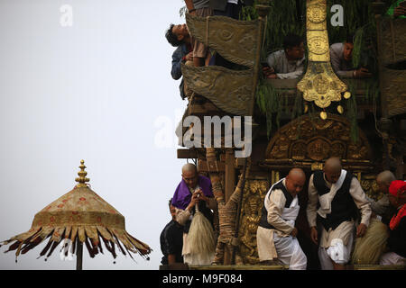 Kathmandu, Nepal. 25th Mar, 2018. Priests get ready to carry the idol of Deity Seto Machindranth during the chariot festival in Kathmandu, Nepal on Sunday, March 25, 2018. Credit: Skanda Gautam/ZUMA Wire/Alamy Live News Stock Photo