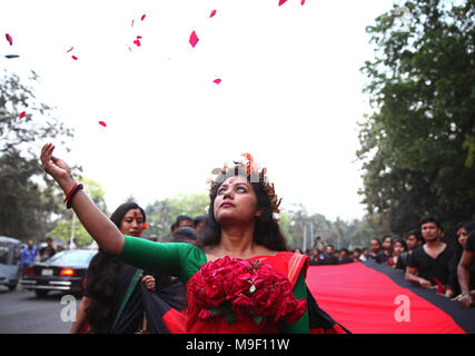 Dhaka, Bangladesh. 25th Mar, 2018. March 25, 2018 Dhaka, BANGLADESH  A Bangladeshi artist and social activist throws flowers as she participates in a rally in Dhaka, Bangladesh. The rally was organized in remembrance of those who were killed on March 25, 1971, a day ahead of the country's declaration of independence from Pakistan. © Monirul Alam Credit: Monirul Alam/ZUMA Wire/Alamy Live News Stock Photo