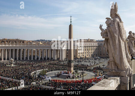 Vatican City, Vatican. 25th March, 2018. Pope Francis leads the Palm Sunday Celebrations in St. Peter's Square. The celebration begins with a procession followed by the blessing of palms, or olive branches, which are used in Italy, symbolizing Jesus’ triumphal entrance into Jerusalem during which palm branches were laid at his feet. Credit: Giuseppe Ciccia/Alamy Live News Stock Photo
