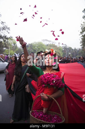 Dhaka, Bangladesh. 25th Mar, 2018. March 25, 2018 Dhaka, BANGLADESH  A Bangladeshi artist and social activist throws flowers as she participates in a rally in Dhaka, Bangladesh. The rally was organized in remembrance of those who were killed on March 25, 1971, a day ahead of the country's declaration of independence from Pakistan. © Monirul Alam Credit: Monirul Alam/ZUMA Wire/Alamy Live News Stock Photo