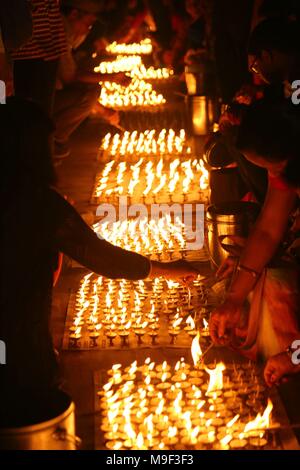 Kathmandu, Nepal. 25th Mar, 2018. Hindu devotees offer prayers lighting butter lamps to mark the beginning of Seto Machhendranath Chariot festival at Ason in Kathmandu, Nepal, March 25, 2018. Credit: Sunil Sharma/Xinhua/Alamy Live News Stock Photo