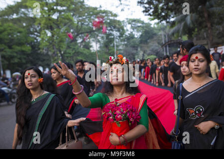 Dhaka, Bangladesh. 25th Mar, 2018. DHAKA, BANGLADESH - MARCH 25 : Prachyanat School of Acting and Design take out a procession Lal Jatra (Red Procession), to remember making the genocide by Pakistani Army on March 25, 1971 in Dhaka, Bangladesh on March 25, 2018.On this black night in the national history, the Pakistani military rulers launched ''Operation Searchlight'' killing some thousand people in that night crackdown alone. As part of the operation, tanks rolled out of Dhaka cantonment and a sleeping city woke up to the rattles of gunfire as the Pakistan army attacked the halls at Dhak Stock Photo