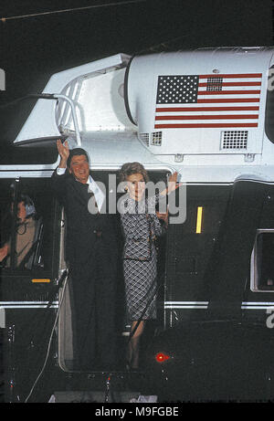 Washington, DC., USA,  1985 President Ronald Reagan First Lady Nancy Reagan wave from the steps of Marine One as they are about to take a short flight from the South Lawn of the White House to Camp David the Presidential retreat location in the Maryland mountains. Credit: Mark Reinstein/MediaPunch Stock Photo