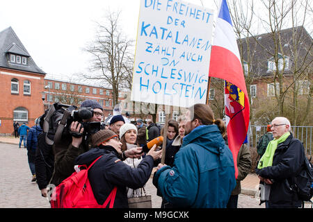 26 March 2018, Germany, Neumuenster: A demonstrator facing questions from journalists in front of the correctional facility where the former catalonian Regional President Puigdemont was brought after his arrest on Sunday (25 March). Photo: Frank Molter/dpa Stock Photo