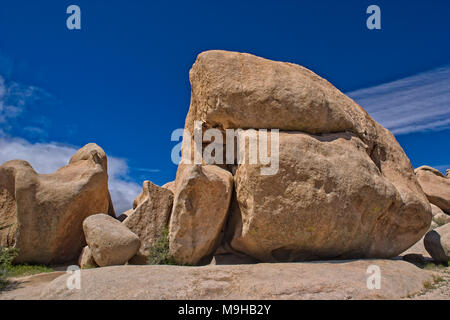 Monzogranite boulders at Joshua Tree National Park with quartz ...