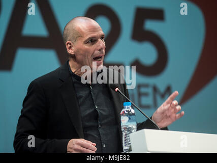 Athens, Greece. 26th Mar., 2018. Yanis Varoufakis, former Greek Finance Minister speaks to supporters  in Athens, Greece, on 26 March 2018. Varoufakis formally launched MeRA25 political party, as part of the pan-European political movement DiEM25, and will participate in Greece's next general elections. Credit: Elias Verdi/Alamy Live News Stock Photo
