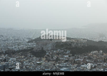 Athens, Greece. 26th Mar, 2018. Photo taken on March 26, 2018 shows the city of Athens blanketed in dust storm, Greece, March 26, 2018. Credit: Lefteris Partsalis/Xinhua/Alamy Live News Stock Photo
