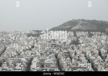 Athens, Greece. 26th Mar, 2018. Photo taken on March 26, 2018 shows the city of Athens blanketed in dust storm, Greece, March 26, 2018. Credit: Lefteris Partsalis/Xinhua/Alamy Live News Stock Photo
