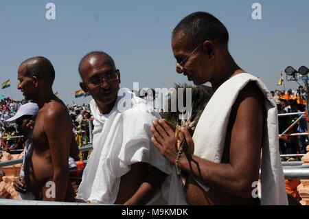 Jain devotees at the foot of gomateshvara bahubali statue, Shravanbelagola, Hassan, Karnataka, India Stock Photo