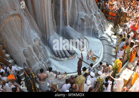 Jain devotees at the foot of gomateshvara bahubali statue, Shravanbelagola, Hassan, Karnataka, India Stock Photo