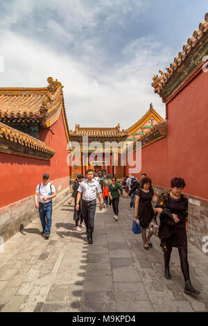 Visitors to the Forbidden City walk down one of the many alleyways. The Forbidden City, Beijing, China. Stock Photo