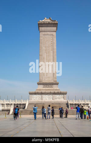 People taking photographs and admiring the epitaph on the back of The  Monument to the People's Heroes, Tiananmen Square, Beijing, China Stock Photo