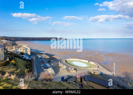 View from the cliff top gardens over the bay to the esplanade and pddling pool  and towards the headland Filey Brigg Filey  North Yorkshire England UK Stock Photo