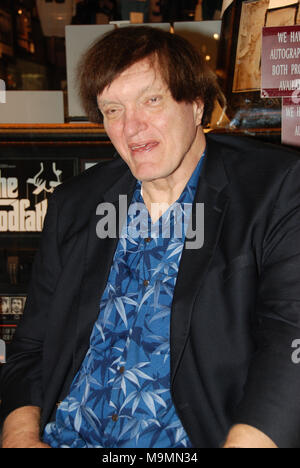 LAS VEGAS - NOVEMBER 30: Richard ' Jawz'  Kiel (The Spy Who Loved Me, Moonraker) and Maud Adams (The Man with The Golden Gun, Octopussy)  at the Gallery of Legends memorabilia store in the mall adjoining the Planet Hollywood Hotel & Casino.  on November 29, 2008 in Las Vegas, Nevada.    People:  Richard Kiel Stock Photo