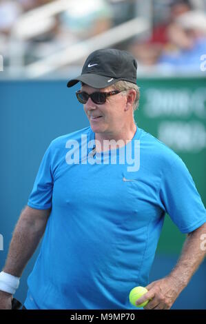 SMG Alan Thicke Evert Day 3 110208 02  DELRAY BEACH, FL - NOVEMBER 02:  Actor Alan Thicke participates in the Chris Evert and Raymond James Pro-Celebrity Tennis event at Delray Beach Tennis Center on November  02, 2008 in Delray Beach, Florida   (Photo By Storms Media Group)  People:    Alan Thicke Stock Photo