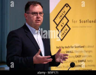 Inch By Inch ambassador Alistair McIntyre speaks to pupils at Holyrood Secondary School in Glasgow where the Inch By Inch for Scotland's roadshow was there to unveil their campaign to tackle obesity. Stock Photo