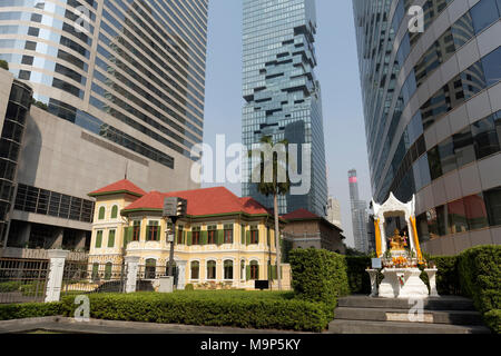 Historical villa and Hindu shrine between high-rise buildings, luxury hotel W Bangkok and Maha Nakhon Building, Bang Rak, Bangkok, Thailand Stock Photo