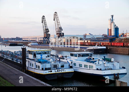 Frachtschiffe im Hafenkanal mit Kraenen, Binnenhafen, Duisburg, Ruhrgebiet, Nordrhein-Westfalen, Deutschland, Europa